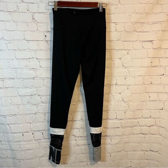 PINK Victoria's Secret Black and White Leggings - Picture 6 of 6